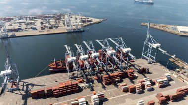 Long Beach Limanı 'nın hava görüntüsü ABD' yi küresel pazarlara bağlayan geniş, hareketli rıhtım, vinç ve kargo gemileriyle dolu bir ticaret merkezini ortaya çıkarıyor..