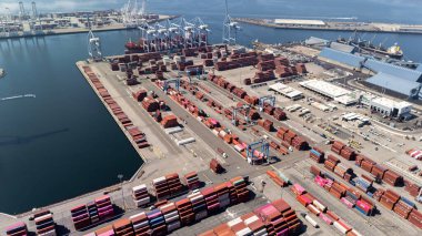 Long Beach Limanı 'nın hava görüntüsü ABD' yi küresel pazarlara bağlayan geniş, hareketli rıhtım, vinç ve kargo gemileriyle dolu bir ticaret merkezini ortaya çıkarıyor..