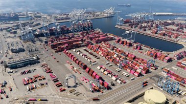 Long Beach Limanı 'nın hava görüntüsü ABD' yi küresel pazarlara bağlayan geniş, hareketli rıhtım, vinç ve kargo gemileriyle dolu bir ticaret merkezini ortaya çıkarıyor..