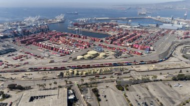 Long Beach Limanı 'nın hava görüntüsü ABD' yi küresel pazarlara bağlayan geniş, hareketli rıhtım, vinç ve kargo gemileriyle dolu bir ticaret merkezini ortaya çıkarıyor..