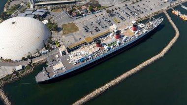 Queen Mary 'nin havadan görünüşü Long Beach' e demirlemiş görkemli emekli bir okyanus gemisinin gösterişli çizgileri ve klasik cazibesi denizcilik ihtişamını çağrıştırıyor..