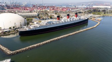 Queen Mary 'nin havadan görünüşü Long Beach' e demirlemiş görkemli emekli bir okyanus gemisinin gösterişli çizgileri ve klasik cazibesi denizcilik ihtişamını çağrıştırıyor..