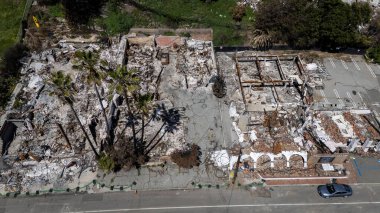 Malibu 'nun doğusundaki tahribatı gösteren bir hava manzarası var. Yangınlardan yükselen yangınlar 20,000 dönüm tahliyeyi zorlamış ve 3.000 dönüm araziyi yakmış..