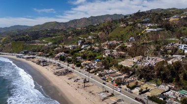 Malibu 'nun doğusundaki tahribatı gösteren bir hava manzarası var. Yangınlardan yükselen yangınlar 20,000 dönüm tahliyeyi zorlamış ve 3.000 dönüm araziyi yakmış..