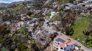 Malibu 'nun doğusundaki tahribatı gösteren bir hava manzarası var. Yangınlardan yükselen yangınlar 20,000 dönüm tahliyeyi zorlamış ve 3.000 dönüm araziyi yakmış..