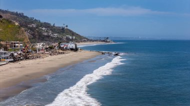 Malibu 'nun doğusundaki tahribatı gösteren bir hava manzarası var. Yangınlardan yükselen yangınlar 20,000 dönüm tahliyeyi zorlamış ve 3.000 dönüm araziyi yakmış..