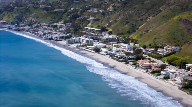 Malibu 'nun doğusundaki tahribatı gösteren bir hava manzarası var. Yangınlardan yükselen yangınlar 20,000 dönüm tahliyeyi zorlamış ve 3.000 dönüm araziyi yakmış..