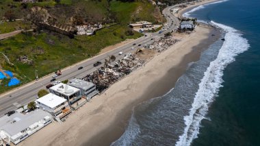 Malibu 'nun doğusundaki tahribatı gösteren bir hava manzarası var. Yangınlardan yükselen yangınlar 20,000 dönüm tahliyeyi zorlamış ve 3.000 dönüm araziyi yakmış..