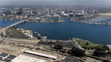 Long Beach 'in havadan görünüşü yoğun bir limanı, ikonik Kraliçe Mary' si, manzaralı deniz manzarası ve genişleyen kentsel manzarası olan canlı bir kıyı şehrini gözler önüne seriyor..
