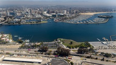 Long Beach 'in havadan görünüşü yoğun bir limanı, ikonik Kraliçe Mary' si, manzaralı deniz manzarası ve genişleyen kentsel manzarası olan canlı bir kıyı şehrini gözler önüne seriyor..