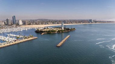 Long Beach 'in havadan görünüşü yoğun bir limanı, ikonik Kraliçe Mary' si, manzaralı deniz manzarası ve genişleyen kentsel manzarası olan canlı bir kıyı şehrini gözler önüne seriyor..