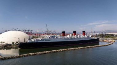 Queen Mary 'nin havadan görünüşü Long Beach' e demirlemiş görkemli emekli bir okyanus gemisinin gösterişli çizgileri ve klasik cazibesi denizcilik ihtişamını çağrıştırıyor..