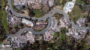 Malibu 'nun doğusundaki tahribatı gösteren bir hava manzarası var. Yangınlardan yükselen yangınlar 20,000 dönüm tahliyeyi zorlamış ve 3.000 dönüm araziyi yakmış..
