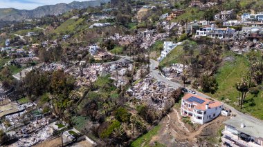 Malibu 'nun doğusundaki tahribatı gösteren bir hava manzarası var. Yangınlardan yükselen yangınlar 20,000 dönüm tahliyeyi zorlamış ve 3.000 dönüm araziyi yakmış..