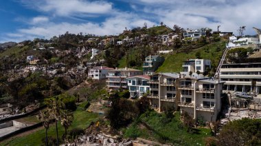 Malibu 'nun doğusundaki tahribatı gösteren bir hava manzarası var. Yangınlardan yükselen yangınlar 20,000 dönüm tahliyeyi zorlamış ve 3.000 dönüm araziyi yakmış..