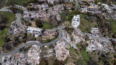 Malibu 'nun doğusundaki tahribatı gösteren bir hava manzarası var. Yangınlardan yükselen yangınlar 20,000 dönüm tahliyeyi zorlamış ve 3.000 dönüm araziyi yakmış..