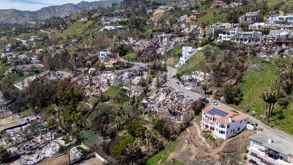 Malibu 'nun doğusundaki tahribatı gösteren bir hava manzarası var. Yangınlardan yükselen yangınlar 20,000 dönüm tahliyeyi zorlamış ve 3.000 dönüm araziyi yakmış..