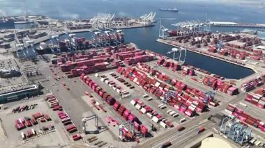 Long Beach Limanı 'nın hava görüntüsü ABD' yi küresel pazarlara bağlayan geniş, hareketli rıhtım, vinç ve kargo gemileriyle dolu bir ticaret merkezini ortaya çıkarıyor..