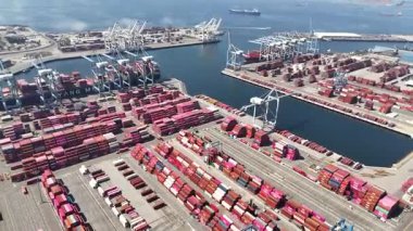 Long Beach Limanı 'nın hava görüntüsü ABD' yi küresel pazarlara bağlayan geniş, hareketli rıhtım, vinç ve kargo gemileriyle dolu bir ticaret merkezini ortaya çıkarıyor..