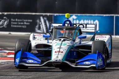 Hollanda 'nın Hoofddorp kentinden NTT INDYCAR SERIES sürücüsü RINUS VEEthe (18), Long Beach' in Long Beach caddelerindeki Acura Grand Prix 'inin antrenman oturumunda dönüşler boyunca seyahat eder..