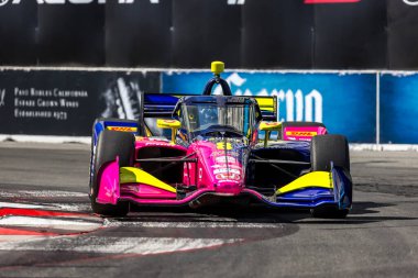 Grand Cayman, Cayman Adaları 'ndan NTT INDYCAR SERIES sürücüsü KYFFIN SIMPSON (8), Long Beach' teki Long Beach Caddeleri 'ndeki Acura Grand Prix (Long Beach' in Long Beach Caddeleri) antrenman oturumu sırasında dönüşler boyunca seyahat eder..