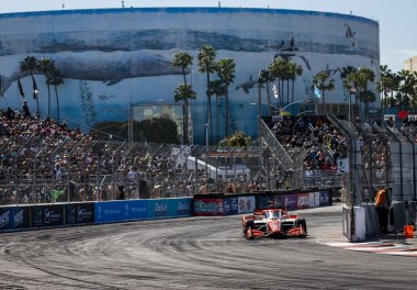 Chicago, IL 'den NTT INDYCAR SERIES sürücüsü, DAVID MALUKAS (4), Long Beach' teki Long Beach Caddeleri 'nin Acura Grand Prix' i için yapılan bir uygulama oturumunda dönüşler boyunca seyahat eder..