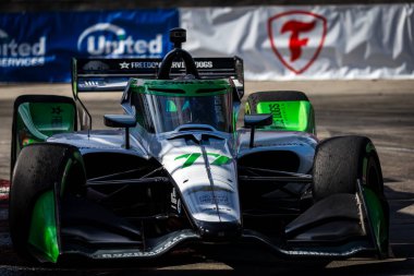 NTT INDYCAR SERIES sürücüsü, STING RAY ROBB (77) (ABD) (Payette, ID), Long Beach 'in Long Beach caddelerindeki Acura Grand Prix' inin antrenman oturumunda dönüşler boyunca seyahat eder..