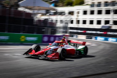 Tel Aviv, İsrail 'den NTT INDYCAR SERIES sürücüsü, ROBERT SHWARTZMAN (R) (83), Long Beach' teki Long Beach Caddeleri 'nin Acura Grand Prix' i için yapılan prova oturumunda dönüşler boyunca seyahat eder..