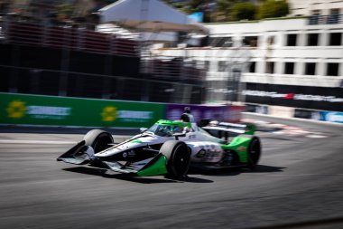 NTT INDYCAR SERIES sürücüsü, STING RAY ROBB (77) (ABD) (Payette, ID), Long Beach 'in Long Beach caddelerindeki Acura Grand Prix' inin antrenman oturumunda dönüşler boyunca seyahat eder..