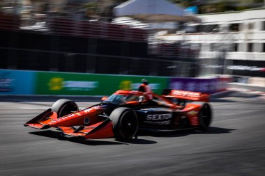 NTT INDYCAR SERIES sürücüsü, SANTINO FERRUCCI (14) (ABD), Long Beach 'teki Long Beach Caddeleri' ndeki Acura Grand Prix (Long Beach 'in Long Beach Caddeleri) antrenman oturumu sırasında dönüşler boyunca seyahat eder..