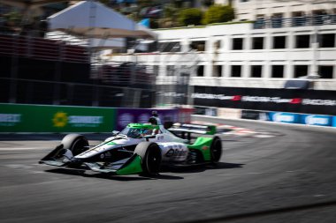 NTT INDYCAR SERIES sürücüsü, STING RAY ROBB (77) (ABD) (Payette, ID), Long Beach 'in Long Beach caddelerindeki Acura Grand Prix' inin antrenman oturumunda dönüşler boyunca seyahat eder..