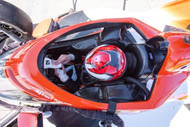 Şikago, IL 'den NTT INDYCAR SERIES sürücüsü, DAVID MALUKAS (4), Long Beach' in Long Beach caddelerindeki Acura Grand Prix 'i için çalışmadan önce kokpite bağlanır..