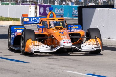 Auckland, Yeni Zelanda 'dan NTT INDYCAR SERIES sürücüsü, SCOTT DIXON (9), Long Beach' in Long Beach caddelerindeki Acura Grand Prix 'i sırasında pit yolundan geliyor..