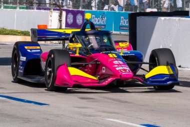 Grand Cayman, Cayman Adaları 'ndan NTT INDYCAR SERIES sürücüsü KYFFIN SIMPSON (8), Long Beach' in Long Beach caddelerindeki Acura Grand Prix 'i sırasında çukur yolundan gelir..