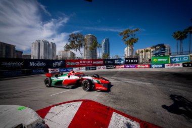 Tel Aviv, İsrail 'den NTT INDYCAR SERIES sürücüsü, ROBERT SHWARTZMAN (R) (83), Long Beach' teki Long Beach Caddeleri 'nin Acura Grand Prix' i için yapılan prova oturumunda dönüşler boyunca seyahat eder..