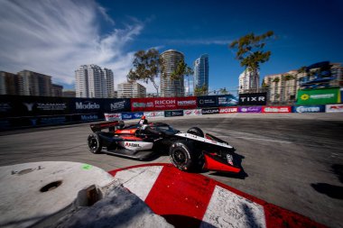 Louisville, KY 'den NTT INDYCAR SERIES sürücüsü JACOB ABEL (R) (51), Long Beach' in Long Beach Caddeleri 'ndeki Acura Grand Prix (Long Beach' in Acura Grand Prix 'i) antrenman sırasında dönüşler boyunca seyahat eder..