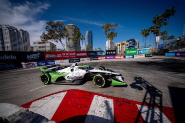 NTT INDYCAR SERIES sürücüsü, STING RAY ROBB (77) (ABD) (Payette, ID), Long Beach 'in Long Beach caddelerindeki Acura Grand Prix' inin antrenman oturumunda dönüşler boyunca seyahat eder..