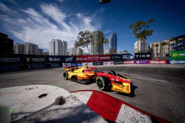 NTT INDYCAR SERIES sürücüsü, Barcelona, İspanya 'dan ALEX PALOU (10), Long Beach' teki Long Beach Caddeleri 'ndeki Acura Grand Prix' inin antrenman oturumunda dönüşler boyunca seyahat eder..