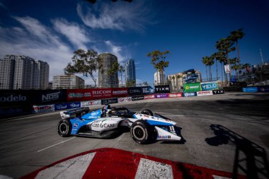 New Albany 'den NTT INDYCAR SERIES sürücüsü GRAM RAHAL (15) (ABD), Long Beach' teki Long Beach Caddeleri 'ndeki Acura Grand Prix' in antrenman oturumunda dönüşler boyunca seyahat ediyor..