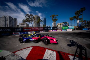 Grand Cayman, Cayman Adaları 'ndan NTT INDYCAR SERIES sürücüsü KYFFIN SIMPSON (8), Long Beach' teki Long Beach Caddeleri 'ndeki Acura Grand Prix (Long Beach' in Long Beach Caddeleri) antrenman oturumu sırasında dönüşler boyunca seyahat eder..