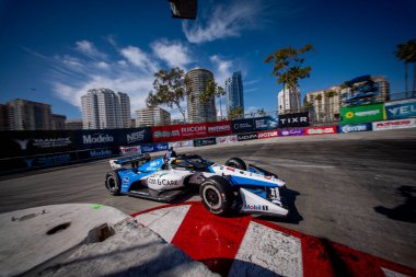 New Albany 'den NTT INDYCAR SERIES sürücüsü GRAM RAHAL (15) (ABD), Long Beach' teki Long Beach Caddeleri 'ndeki Acura Grand Prix' in antrenman oturumunda dönüşler boyunca seyahat ediyor..