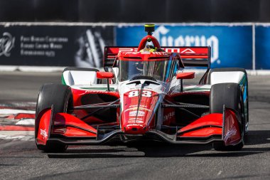 Tel Aviv, İsrail 'den NTT INDYCAR SERIES sürücüsü, ROBERT SHWARTZMAN (R) (83), Long Beach' teki Long Beach Caddeleri 'nin Acura Grand Prix' i için yapılan prova oturumunda dönüşler boyunca seyahat eder..