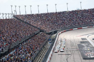 Charlotte, NC 'den WILLIAM BYRON (24) Darlington, SC' de Goodyear 400 için sahada lider.