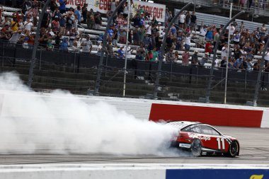 Chesterfield 'li DENNY HAMLIN (11), VA Darlington, SC' deki Goodyear 400 'ü kazandı.