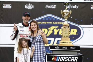 Chesterfield 'li DENNY HAMLIN (11), VA Darlington, SC' deki Goodyear 400 'ü kazandı.