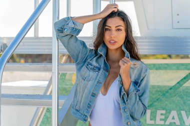 Göz kamaştırıcı melez bir bikini modeli güneşli bir plajda dinleniyor, parlayan tenini güneş öpüyor. Ferahlatıcı dalgaları, kendine güveni, zarafet ve güzellik saçan okyanus arkaplanını seviyor..