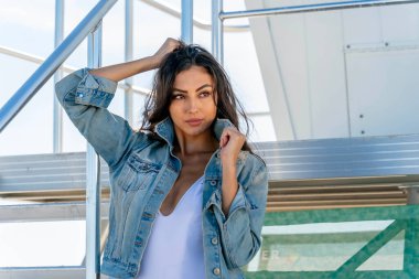 Göz kamaştırıcı melez bir bikini modeli güneşli bir plajda dinleniyor, parlayan tenini güneş öpüyor. Ferahlatıcı dalgaları, kendine güveni, zarafet ve güzellik saçan okyanus arkaplanını seviyor..