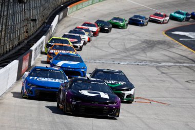 Tucson 'dan ALEX BOWMAN (48), Bristol, TN' deki Food City 500 sırasında AZ zehir için savaşıyor.
