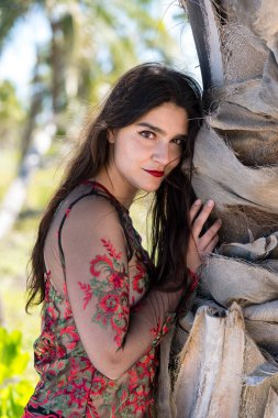 Çekici bir esmer model, sakin bir Meksika plajında güven içinde poz veriyor. Güzelliği altın kum, nazik dalgalar ve nefes kesen doğal zarafetin sergilenen sıcak tropikal esintisiyle uyumlu..