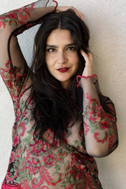 Muhteşem bir İspanyol kadın Karayip tatilinde şehvetli iç çamaşırlarıyla poz veriyor. Doğal ışıkla yıkanmış, kıvrımları, çarpıcı tropikal zemine karşı zarafeti ve cazibeyi harmanlayarak çok güzel çizilmiş..